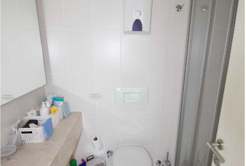 Modern 1 Bedroom  Side Apartment - Fully tiled shower room