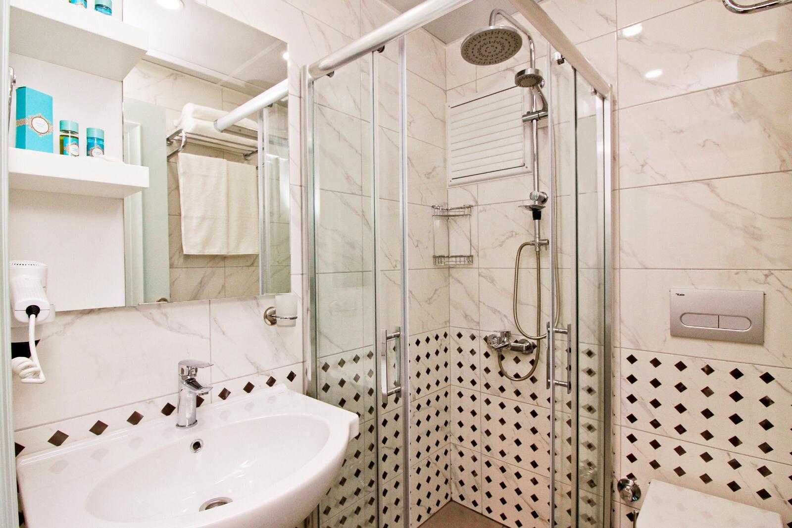 Lara Beach Boutique Hotel - Modern shower rooms