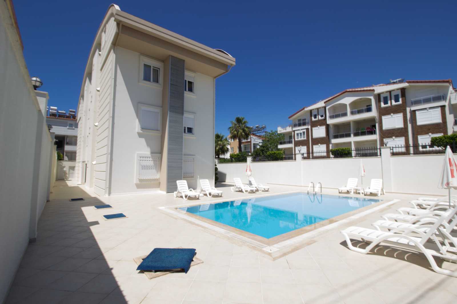 Side Investment Apartments - Pool area